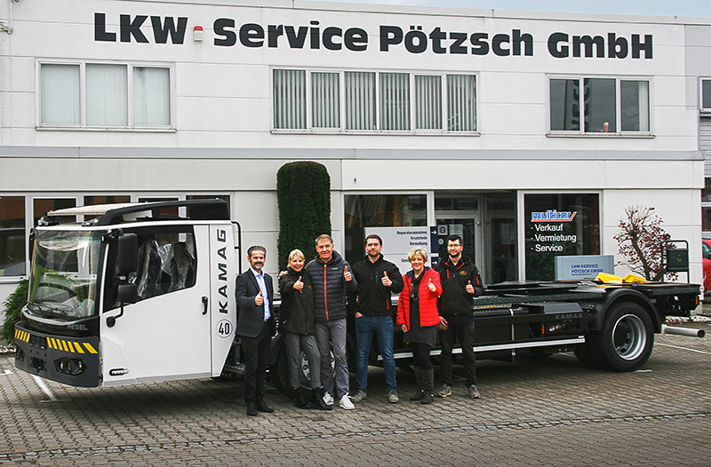 Erfolgreiche Partnerschaft: Das Team von Lkw Service Pötzsch verkauft nun auch KAMAG Wiesel und KAMAG Truck Wiesel. Ein Tieflader für den Hol- und Bringservice gehört ebenfalls zum umfangreichen Angebot an Dienstleistungen.