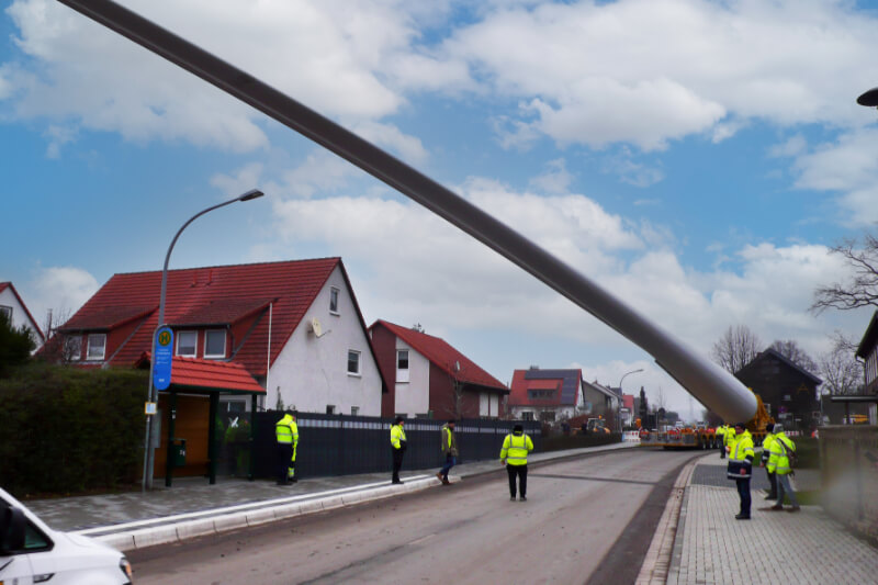 Successful transport: with the SCHEUERLE InterCombi, approx. 80 metre long rotor blades were transported to the Flöthe wind farm. Through the help of the rotor blade adapter G4, wind blades of up to 900 metre tonnes can be lifted up to 60° and thus safely negotiate every bottleneck and swivel over numerous obstacles.