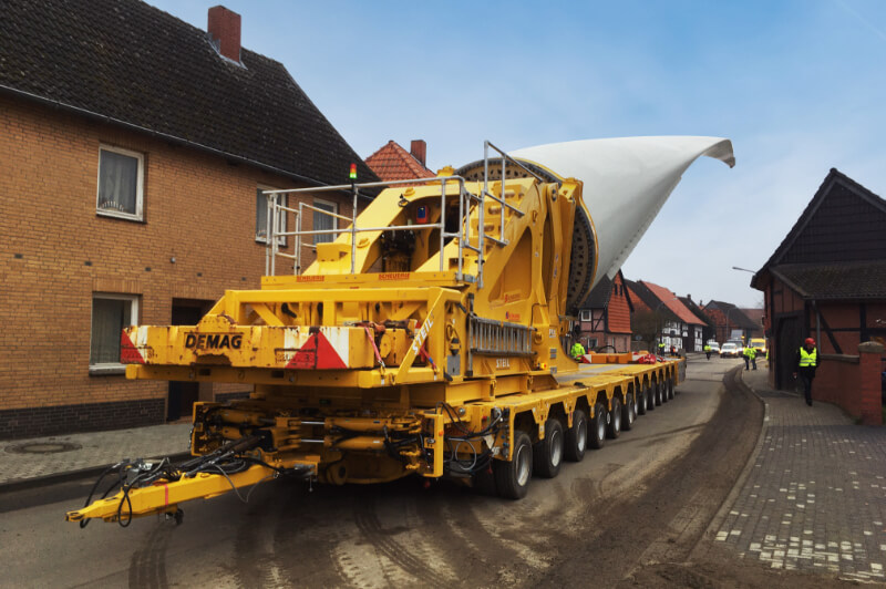 Successful transport: The up to 79 metre long rotor blades reached the Flöthe wind farm transported on 6 + 6 InterCombi axle lines. With the help of the rotor blade adapter G4, bottlenecks could also be easily accommodated and obstacles simply swung over.